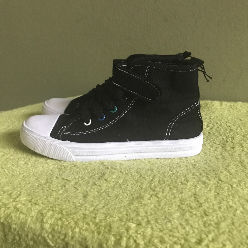 Kids CAP sneaker’s Black High Tops Size 12/13